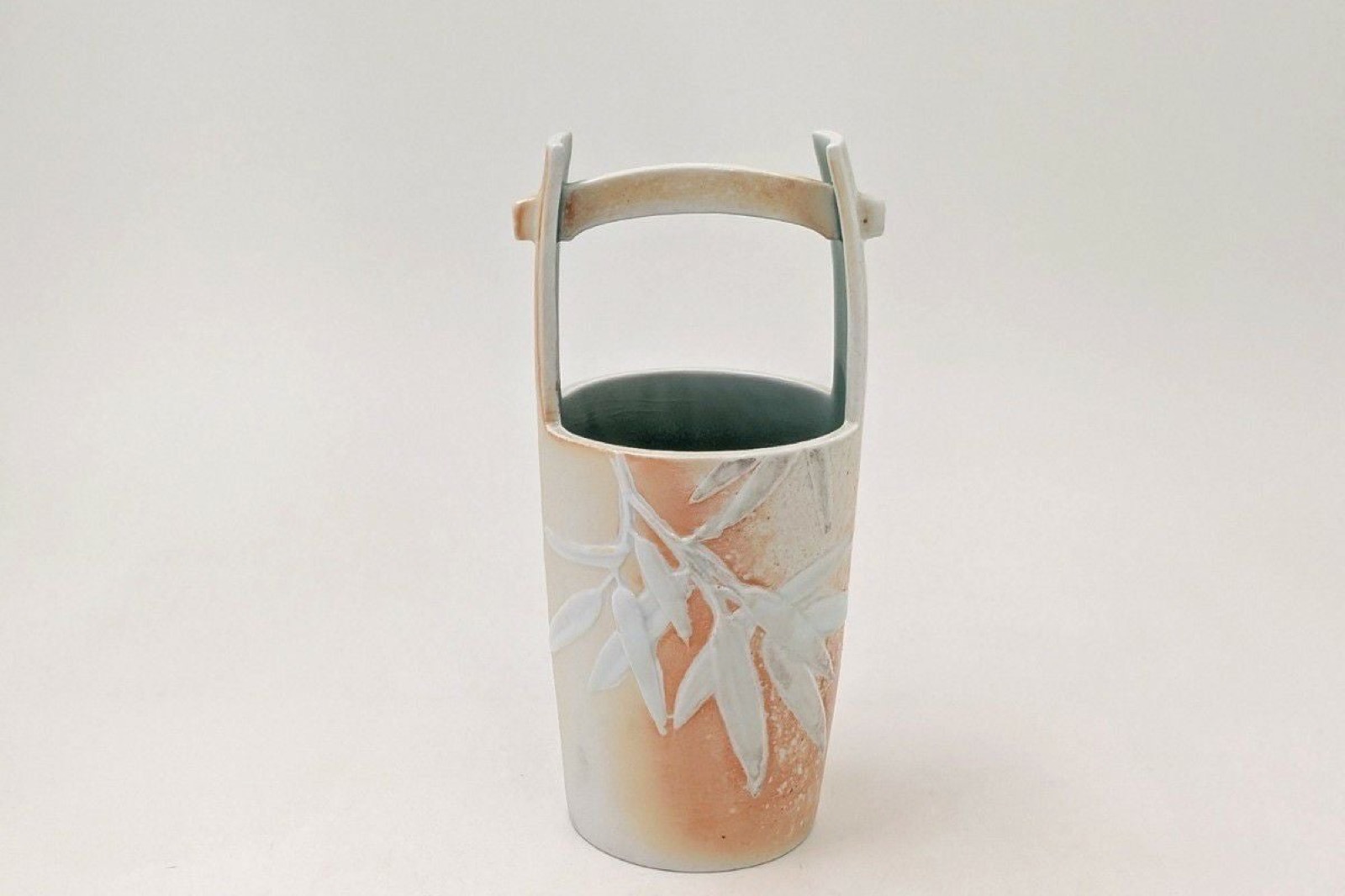 Vaso de Flores (Ikebana) de Porcelana Arita — Fukagawa Seiji, forma balde teoke, entalhe de bambu-sasa (peça única)