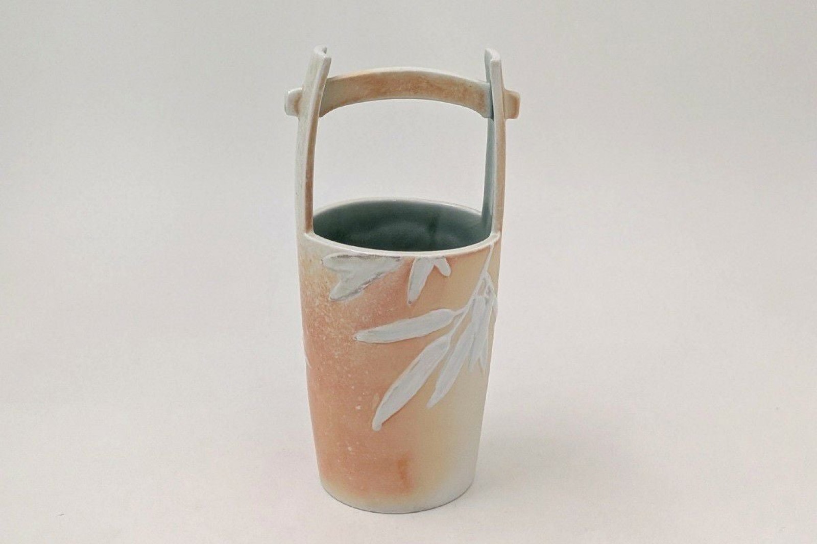 Vaso de Flores (Ikebana) de Porcelana Arita — Fukagawa Seiji, forma balde teoke, entalhe de bambu-sasa (peça única) — imagem 2