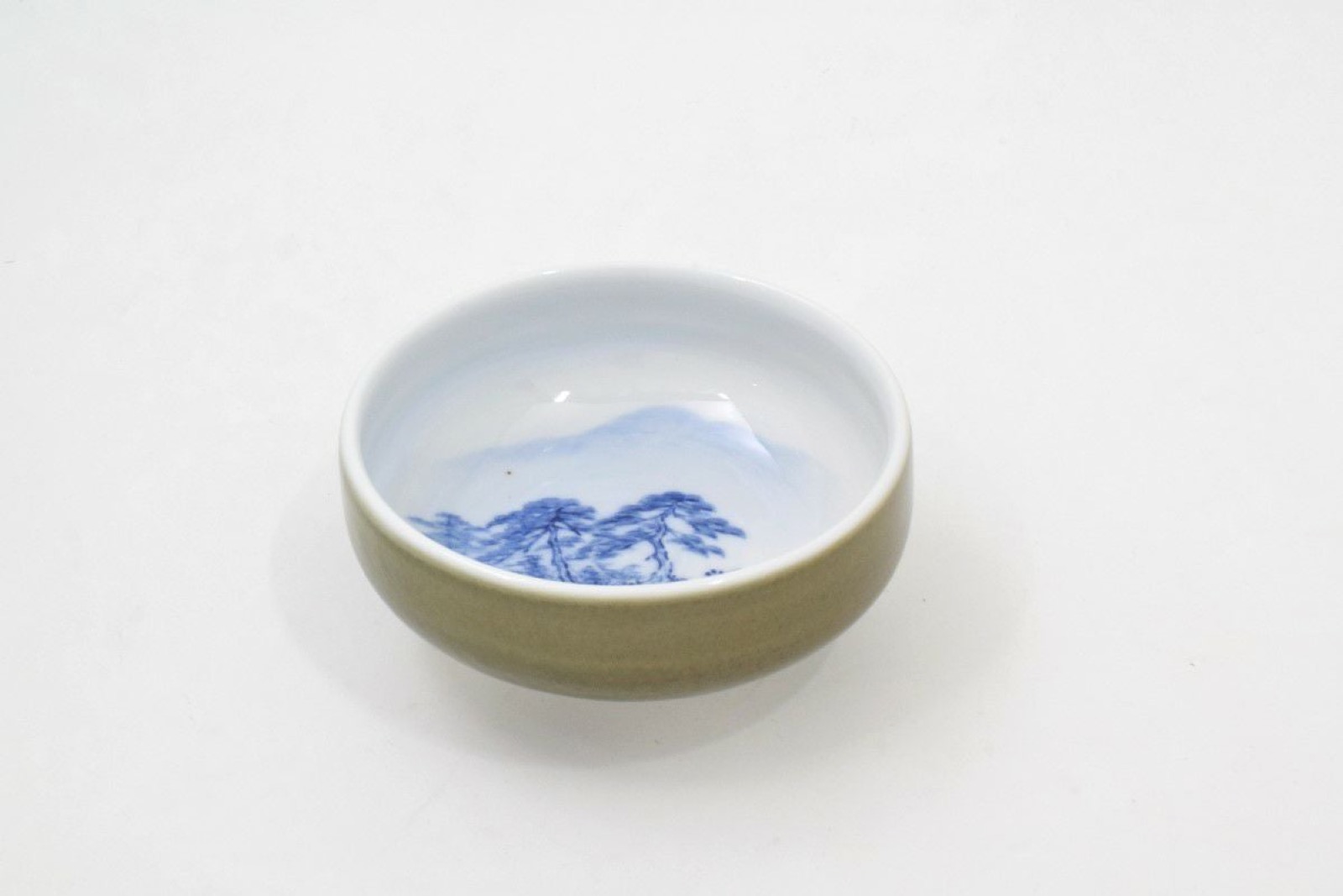 Tigela de Chá Matcha (Chawan) de Porcelana Arita — Fukagawa Seiji, paisagem sansui, feita à mão (peça única)